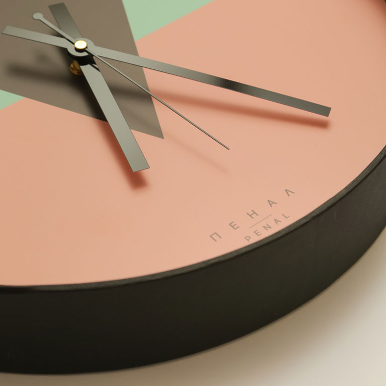 Close, side view of an Bonbon wall clock